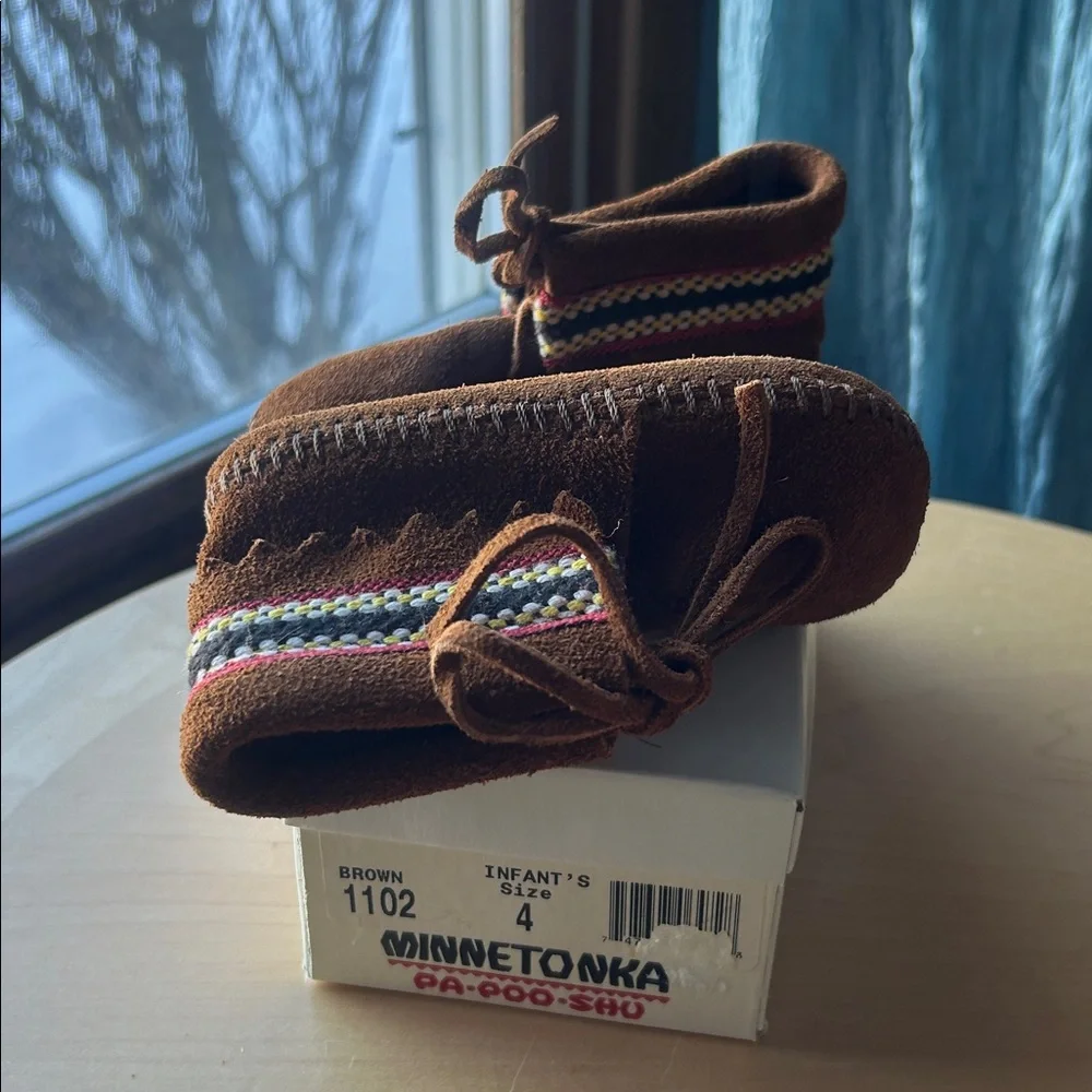Minnetonka NWT PA•POO•SHU Moccasins INFANTS SIZE 4 with Colorful Trim